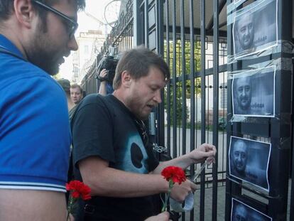 Activistas fijan retratos de Babchenko en la Embajada rusa en Kiev.