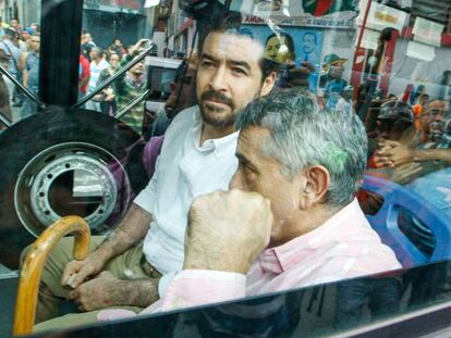 FOTO: Daniel Ceballos (izqda.) y el general retirado Ángel Vivas, trasladados en autobús para su liberación. / VÍDEO: Declaraciones de Lady Gómez, gobernadora del Estado de Táchira.
