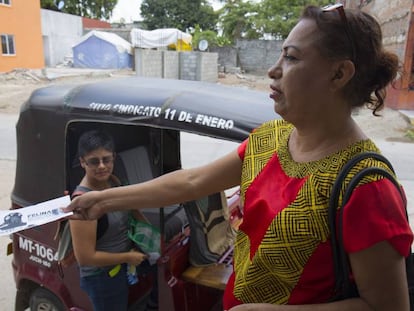 Felina Santiago, activista muxe, en campaña en Juchitán, Oaxaca.