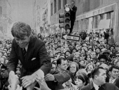 El senador Robert F. Kennedy, en un acto de campaña en Philadelphia en abril de 1968.