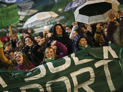 Manifestantes a favor del aborto legal en Buenos Aires.