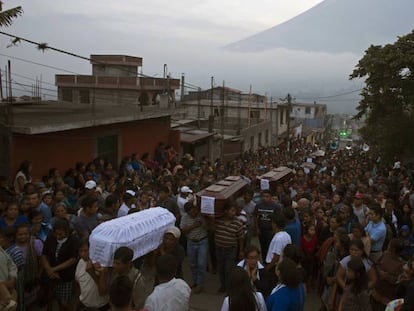 Vecinos de un poblado de Guatemala durante el entierro este lunes de algunas víctimas del volcán de El Fuego.