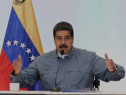 Fotografía cedida por la oficina de prensa de Miraflores, del presidente venezolano, Nicolás Maduro, durante una reunión con la directiva del Partido Socialista Unido de Venezuela (PSUV). En vídeo, declaraciones de Luis Almagro, Secretario General de la OEA.