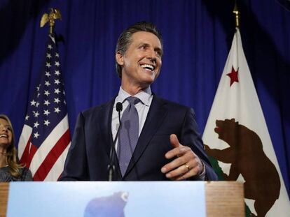 Gavin Newsom celebra su primer puesto en las primarias a gobernador de California, el martes en San Francisco.