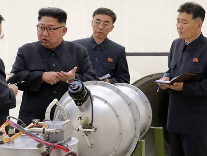 El líder de Corea del Norte, Kim Jong-un, junto a un grupo de de expertos del régimen en una imagen de archivo. En vídeo, así ha sido la cumbre de Singapur, entre Trump y Kim Jong-un.