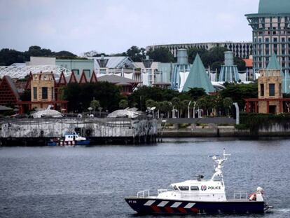 Un barco de la policías patrulla por las aguas próximas a la isla Sentosa, en Singapur. En vídeo, las claves de la cumbre.