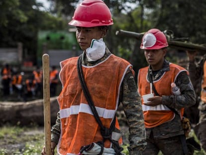 Soldados guatemaltecos participan en las labores de rescate junto al Volcán de Fuego.