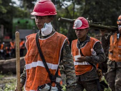 Soldados guatemaltecos participan en las labores de rescate junto al Volcán de Fuego.