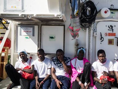 Migrantes a bordo del 'Aquarius' este lunes.