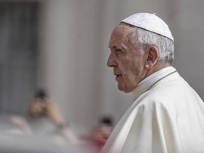 El papa Francisco llega a su audiencia general de los miércoles en la Plaza de San Pedro del Vaticano, el pasado día 6. En vídeo, los obispos chilenos anuncian su dimisión el pasado 18 de mayo.