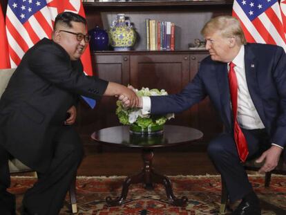 Los presidentes de Korea del Norte, Kim Jong Un y EE UU, Donald Trump, durante la cumbre. En vídeo, la cumbre, en cinco momentos.