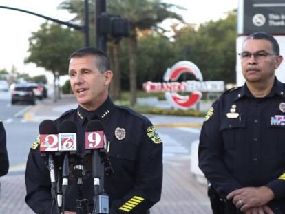 En el centro, el jefe de la policía de Orlando, John Mina.