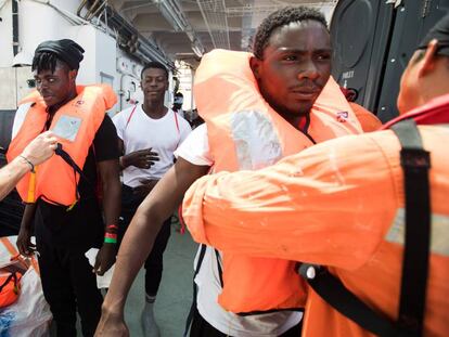 FOTO: Trabajadores de las ONG que gestionan el barco Aquarius atienden a varios rescatados. / VÍDEO: Declaraciones de Benjamin Griveaux, portavoz del Gobierno francés.