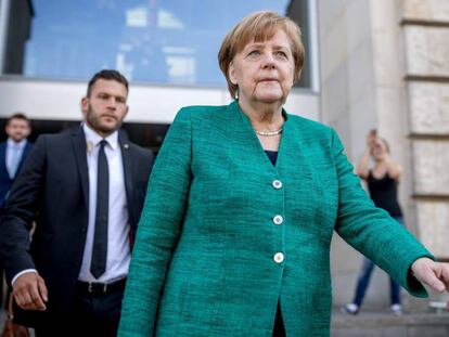 La canciller alemana, Angela Merkel, abandona el Parlamento alemán tras reunirse de urgencia con su partido el jueves.