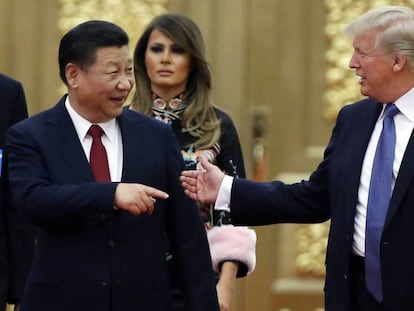 Donald Trump, a la derecha, junto a Xi Jinping el pasado noviembre en Pekín. En vídeo, China y el FMI critican el proteccionismo de EE UU.