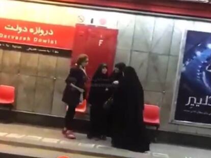 Fotograma del vídeo en el que una mujer sin velo en el metro de Teherán se encara a tres policías de la moral.