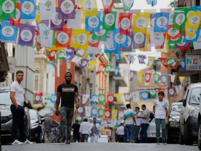 Una calle de Estambul con banderines del partido kurdo HDP.