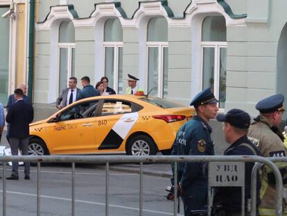 Servicios de emergencia frente al taxi accidentado en el centro de Moscú.