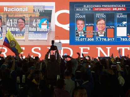Una pantalla en Bogotá muestra los resultados electorales.