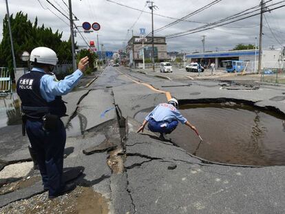 Un policía revisa un socavón causado por el terremoto en Takatsuki, al norte de Osaka, este mañana.