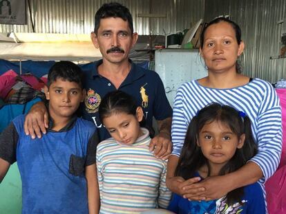 Rafael Castillo, Georgina Ayala y sus hijos, el lunes en un albergue de Tijuana, donde esperan para cruzar a Estados Unidos.