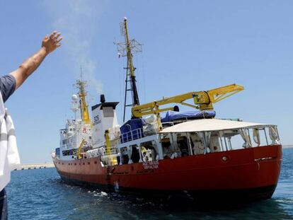 Un miembro de Médicos sin Fronteras despide al 'Aquarius'. En vídeo, crónica de Naiara Galarraga 'A bordo del 'Aquarius'.