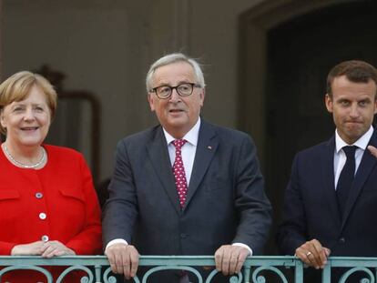 Angela Merkel, Jean-Claude Juncker y Emmanuel Macron, este martes en Meseberg (Alemania).