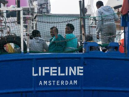 Migrantes a bordo del 'Lifeline' el jueves.