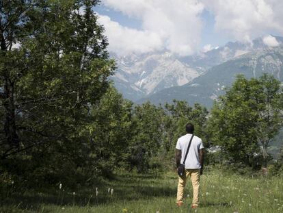 El maliense Mamadou Ba, a quien tuvieron que amputarle los pies tras intentar cruzar los alpes nevados en 2016. En vídeo: El muro de los Alpes, la frontera por donde cruzan cada vez más inmigrantes