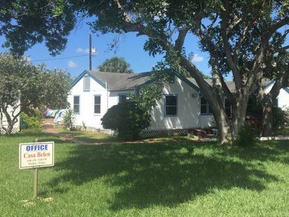 Exterior de una de las casas que conforman la Posada Providencia, un albergue para inmigrantes indocumentados, en San Benito, Texas. En vídeo: Un grupo de activistas pide a Trump el final del hostigamiento a los migrantes.