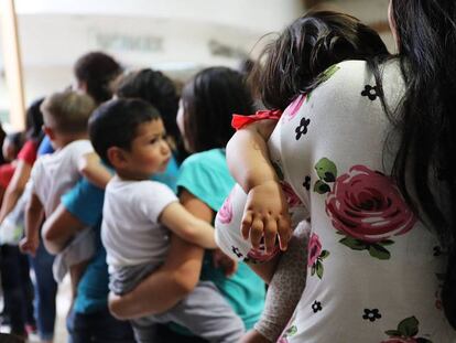 Un grupo de madres con niños pequeños, el viernes en McAllen, tras ser liberados del centro de detención de la policía fronteriza. En vídeo: Manifestantes intentan detener un autobús de niños en la frontera de Estados Unidos y México.