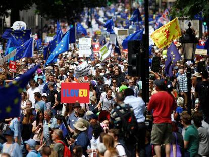 Miles de manifestantes reclaman este sábado en Londres votar sobre los términos del Brexit. En vídeo: Cronología del Brexit.
