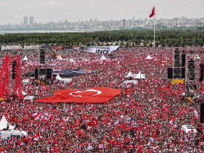 Mitin de cierre de campaña del opositor Muharrem Ince, el sábado en Estambul.