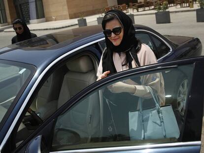La saudí Sofana Dahlan conduce su coche por primera vez el 24 de junio de 2018, tras el levantamiento del veto por el rey Salmán. En vídeo: Las mujeres de Arabia Saudí ya pueden conducir legalmente (ATLAS)