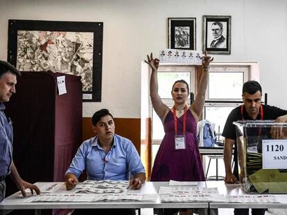 Miembros del Comité Electoral cuentan papeletas en los comicios turcos, en Estambul este domingo.