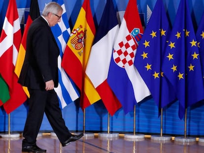 El presidente de la Comisión Europea, Jean-Claude Juncker, antes de la minicumbre informal sobre inmigración en Bruselas el 24 de junio de 2018. En vídeo, declaraciones de Pedro Sánchez.