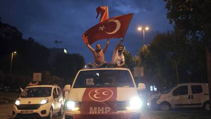 Seguidores del MHP celebran en Estambul los resultados de su partido. En vídeo, Andrés Mourenza, corresponsal de EL PAÍS en Turquía, explica las claves de la victoria de Erdogan.