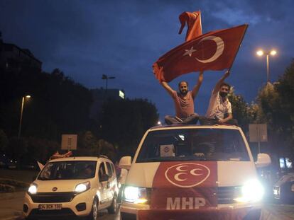 Seguidores del MHP celebran en Estambul los resultados de su partido. En vídeo, Andrés Mourenza, corresponsal de EL PAÍS en Turquía, explica las claves de la victoria de Erdogan.