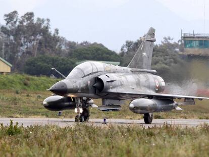 Un caza francés Mirage 2000 prepara su despegue en la base de Solenzara, en la isla de Córcega. En vídeo, declaraciones de Margarita Robles, ministra de Defensa.