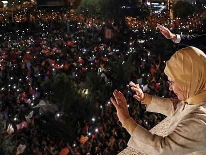 El presidente Turco, Recep Tayyip Erdogan, y su esposa, Emine, saludan a sus seguidores en Ankara. En vídeo, las claves de la victoria de Erdogan.