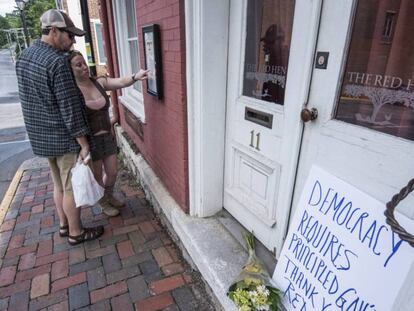 "La democracia requiere de un Gobierno con principios. Gracias Red Hen", reza un cartel, el sábado, en la puerta del restaurante de Lexington