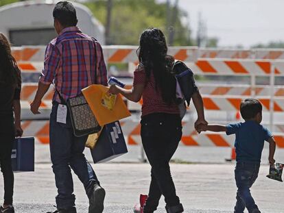Familias de inmigrantes indocumentados en McAllen, Texas, el martes. En vídeo, protestas contra la separación de familias.