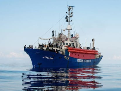 El 'Lifeline' viaja a la deriva en el Mediterráneo. En vídeo, declaraciones de Emmanuel Macron.