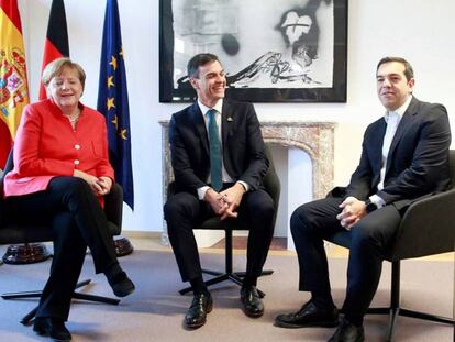 Pedro Sánchez, Angela Merkel y Alexis Tsipras, tras la cumbre en Bruselas. En vídeo, las claves del nuevo acuerdo migratorio de la UE.