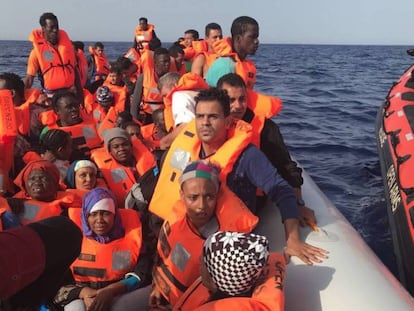 Rescate de la ONG Open Arms este sábado a 33 millas de la costa de Libia. A bordo iban 60 personas.