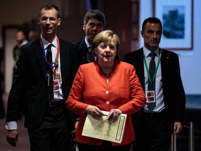 La canciller alemana, Angela Merkel, se dirige a una conferencia de prensa durante la cumbre europea de esta semana en Bruselas.