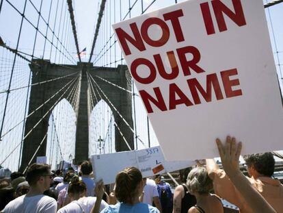 Participantes en la manifestación de Nueva York, este sábado. En vídeo: Manifestación a las afueras de la Casa Blanca en Washington.