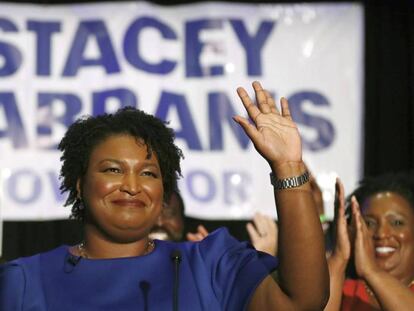 Stacey Abrams, candidata a gobernadora de Georgia, saluda a simpatizantes en un acto en Atlanta el pasado 22 de mayo. En vídeo, declaraciones de Alexandria Ocasio-Cortez.