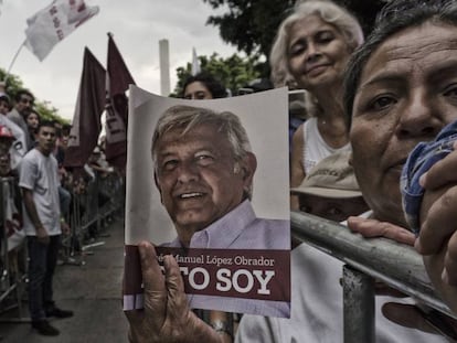 Seguidores de López Obrador esperan su llegada durante un mitin de Jalisco. En vídeo: ¿Qué piensa López Obrador?