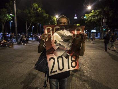 Simpatizantes de Andres Manuel López Obrador festejan su triunfo.